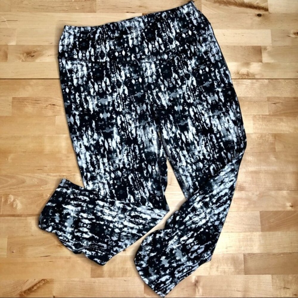 Gaiam athletic cropped leggings abstract tie dye like pattern white and black